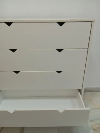 Cómoda blanca con cajones