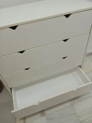 Cómoda blanca con cajones