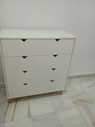 Cómoda blanca con cajones