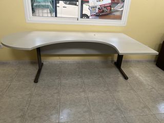 Mesa de oficina blanca y gris