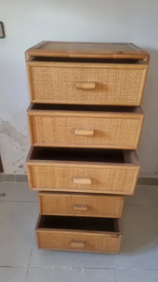 Cajonera antigua de mimbre y madera