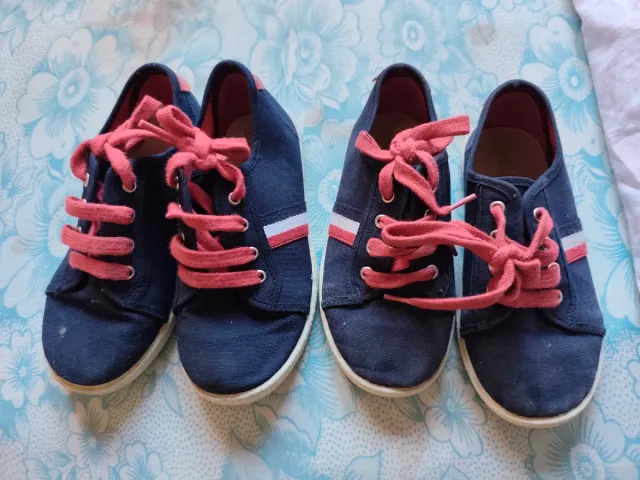 Deportivas azul marino con cordones rosas