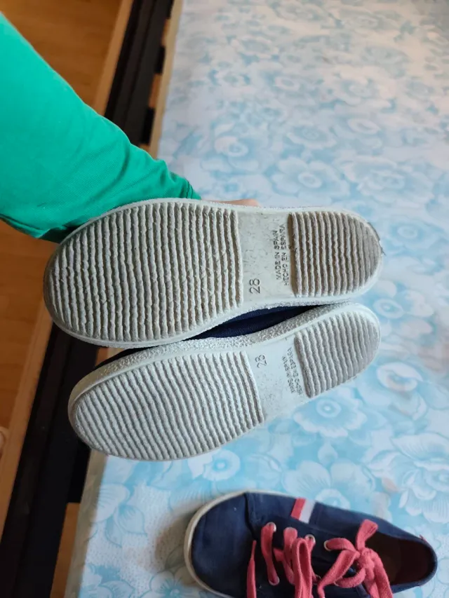 Deportivas azul marino con cordones rosas