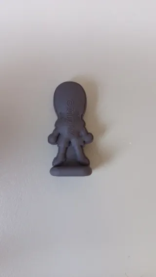 Figura Sasuke Huevo Kinder
