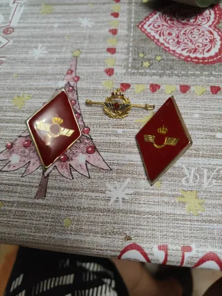 Insignias militares doradas y rojas
