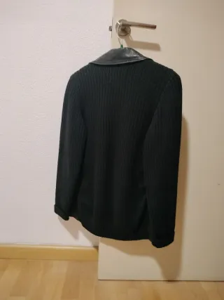 Chaqueta negra con cuello de piel