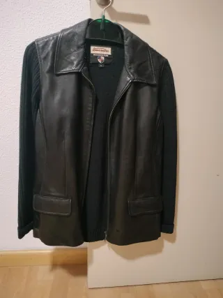 Chaqueta negra con cuello de piel