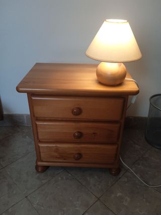 Mesita de noche de madera con lámpara