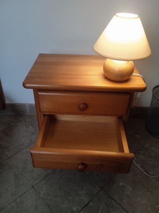 Mesita de noche de madera con lámpara