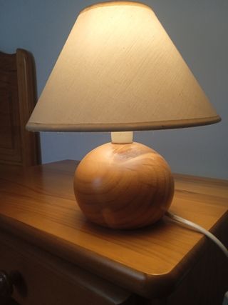 Mesita de noche de madera con lámpara