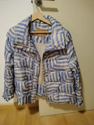 Anorak estampado azul y beige