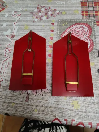 Insignias militares rojas con escudo