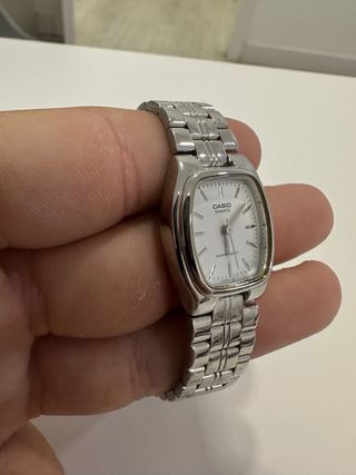 Reloj Casio Mujer Plata y Blanco