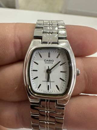 Reloj Casio Mujer Plata y Blanco