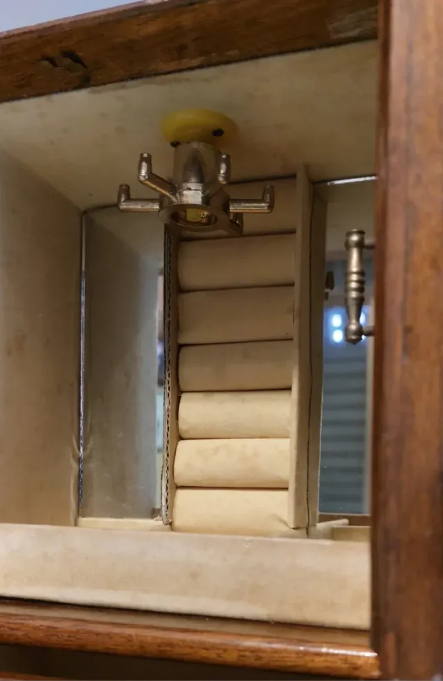 Portagioie in legno con vetri molati