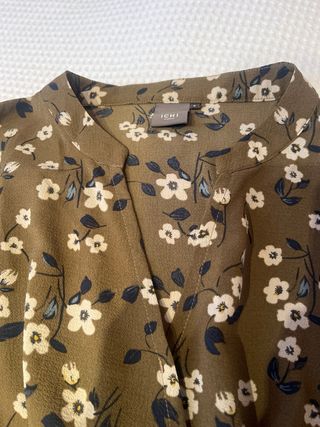 Vestido verde kaki con flores blancas