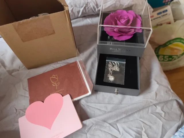 Urge Rosas preservadas con collares.