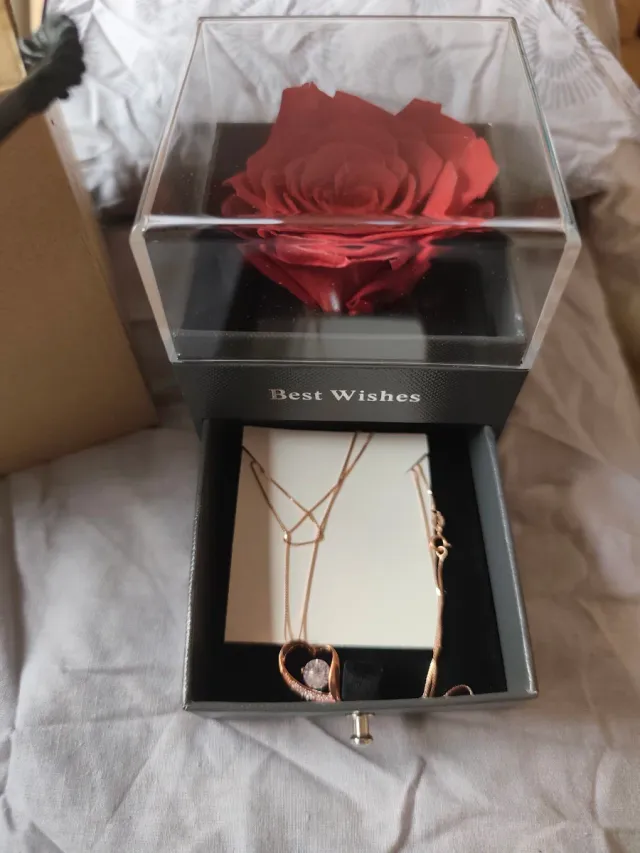 Urge Rosas preservadas con collares.