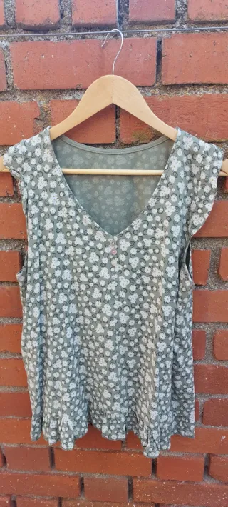 Camisa verde sin mangas con margaritas