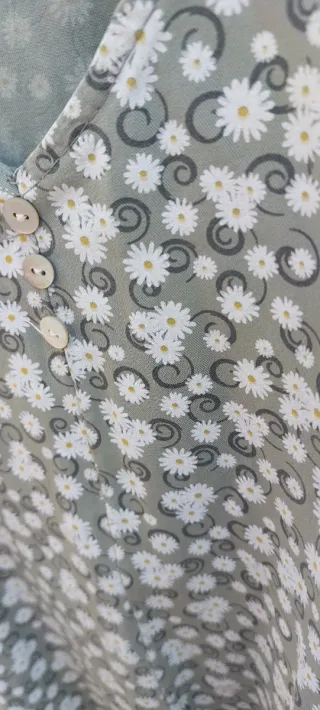 Camisa verde sin mangas con margaritas