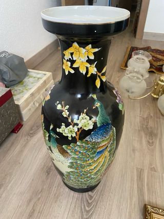 Jarrón de cerámica negro con pavos reales