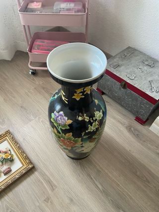 Jarrón de cerámica negro con pavos reales