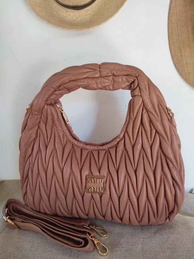 Bolso color maquillaje de Miu.