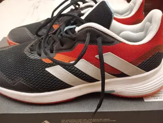 Zapatillas Adidas Negras y Rojas