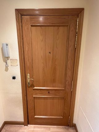 Puerta blindada de madera