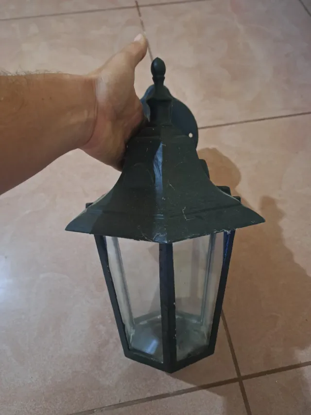 Farol de metal y cristal negro