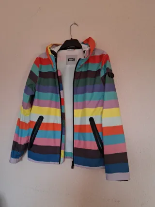 Chaqueta impermeable multicolor.