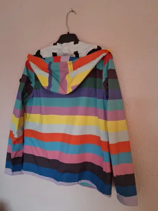 Chaqueta impermeable multicolor.
