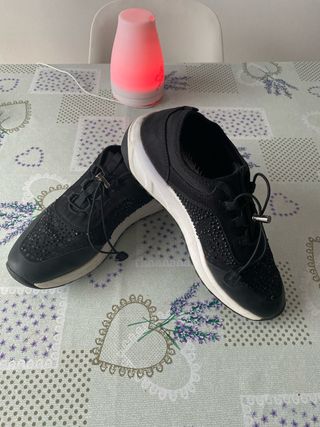 Zapatillas negras con pedrería