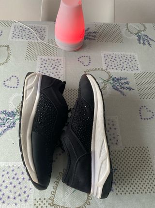 Zapatillas negras con pedrería
