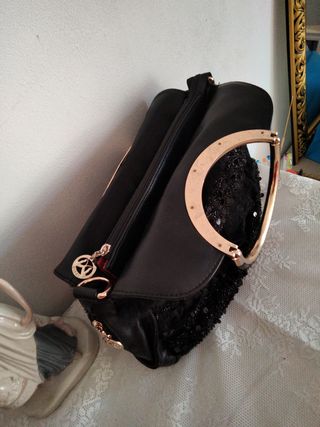 Bolso de mano negro con detalles dorados