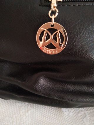 Bolso de mano negro con detalles dorados