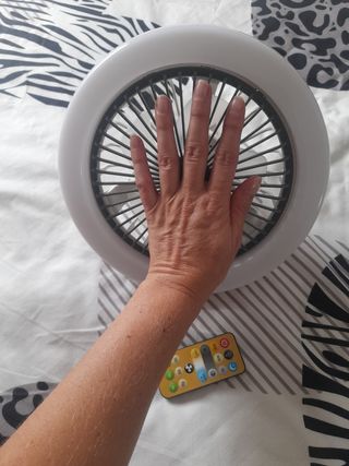 Luz LED con ventilador y mando.