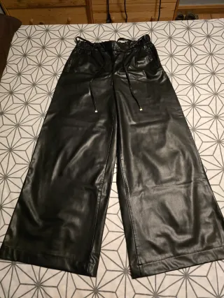 Pantalones anchos efecto piel negros