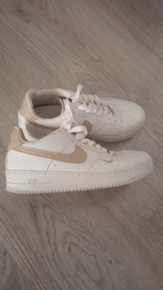 Zapatillas Nike Air Force 1 Beige y Blancas