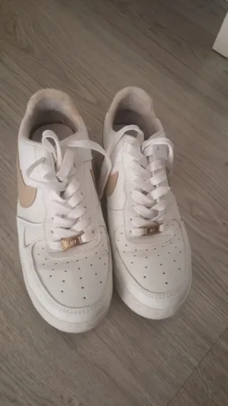Zapatillas Nike Air Force 1 Beige y Blancas