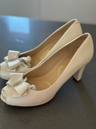 Zapatos Novia UNISA de piel, color blanco roto 
