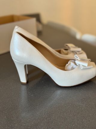 Zapatos Novia UNISA de piel, color blanco roto 