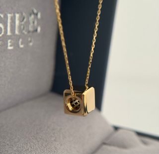 Collana in oro 18k con ciondolo a cubo