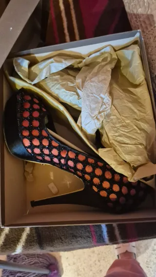 Zapato tacón negro y naranja