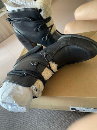 Botines UGG Piel Negros con Borrego