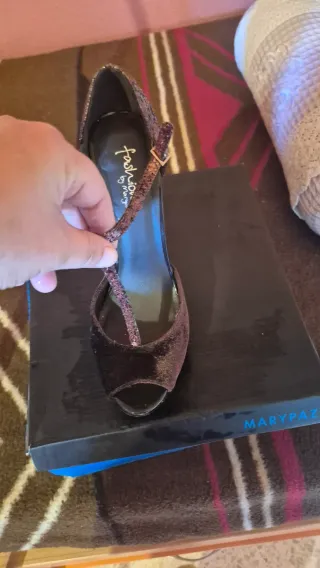 Zapatos de tacón Marypaz marrones y dorados
