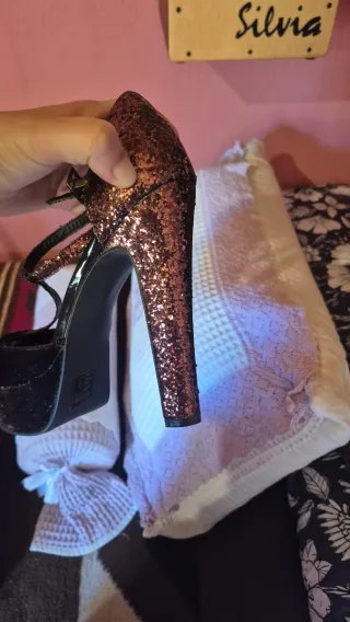Zapatos de tacón Marypaz marrones y dorados