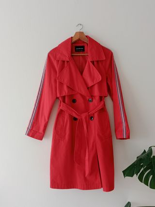 Gabardina Stradivarius roja Talla M