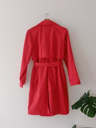 Gabardina Stradivarius roja Talla M