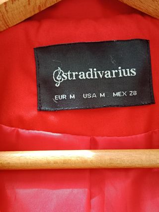 Gabardina Stradivarius roja Talla M